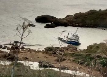 Crotone, imbarcazione giace adagiata da mesi su un pezzo di spiaggia incontaminata