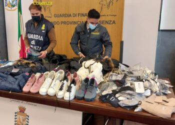 Custodiva in un magazzino clandestino capi abbigliamento contraffatti, sequestrati dalla Finanza