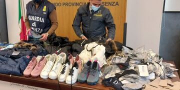 Custodiva in un magazzino clandestino capi abbigliamento contraffatti, sequestrati dalla Finanza