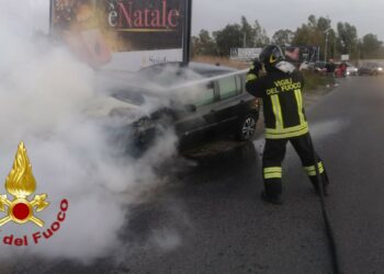In fiamme un autovettura sulla SS106 a Passo Vecchio Crotone, immediato intervento dei Vigili del Fuoco
