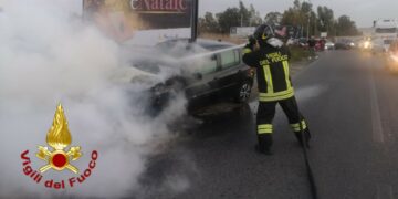 In fiamme un autovettura sulla SS106 a Passo Vecchio Crotone, immediato intervento dei Vigili del Fuoco