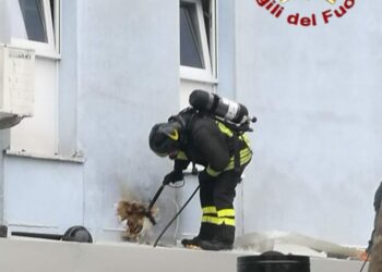 Principio d’incendio all’Ospedale di Crotone, intervento immediato dei Vigili del Fuoco