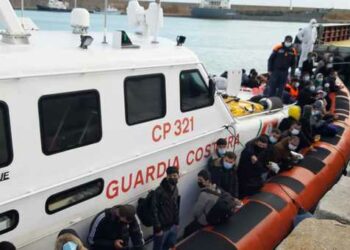 Sbarcati 72 migranti a Crotone, soccorsi al largo dalla costa dalla Capitaneria di porto