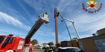 Crotone, due operai rimangono bloccati sul cestello mezzo lavoro: intervenuti i Vigili del Fuoco
