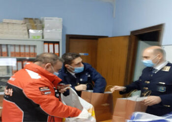 Il Comando di Polizia Locale di Strongoli consegna pacchi regalo