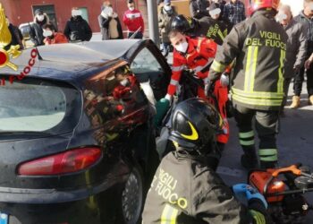Incidente stradale a Cutro: auto contro muretto bordo strada, un ferito