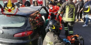 Incidente stradale a Cutro: auto contro muretto bordo strada, un ferito