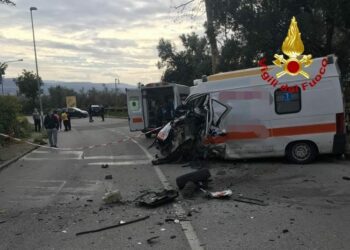 Incidente stradale: scontro tra Ambulanza e un furgoncino, 3 feriti