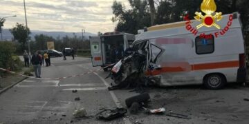Incidente stradale: scontro tra Ambulanza e un furgoncino, 3 feriti