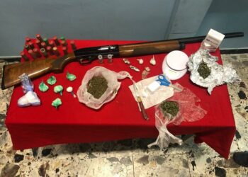 Petilia Policastro, nascondevano in casa armi e droga: due persone arrestate e due denunciate
