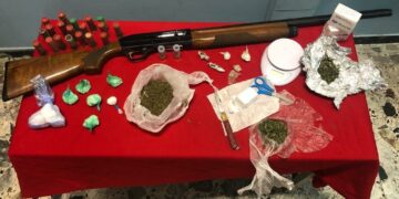 Petilia Policastro, nascondevano in casa armi e droga: due persone arrestate e due denunciate