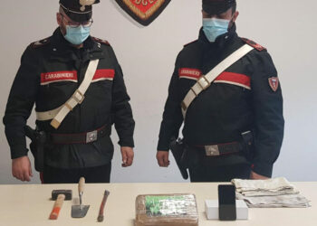 Vede i Carabinieri e scappa, inseguimento da Cirò Marina a Badolato: arrestato con un kg di cocaina