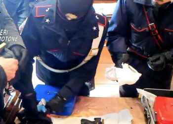 Crotone, Operazione Orso – droga e armi: esecuzione ordinanza custodia cautelare nei confronti di 12 indagati