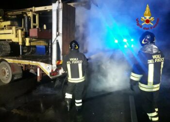 Crotone, incidente stradale a Passovecchio: scontro auto contro camion, infiamme l’auto