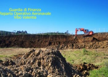 Finanza e Carabinieri forestali bloccano il deturpamento di una collina per realizzare costruzioni abusive a Crotone