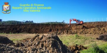 Finanza e Carabinieri forestali bloccano il deturpamento di una collina per realizzare costruzioni abusive a Crotone
