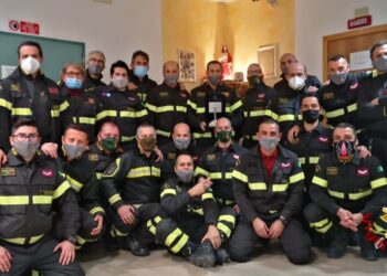 Il caporeparto dei Vigili del Fuoco di Crotone va in pensione, commovente saluto dei colleghi
