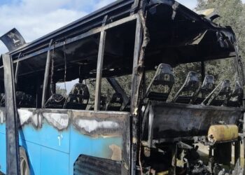 Autobus in fiamme, salvi passeggeri e conducente
