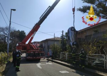 Perde il controllo dell’auto e si ribalta all’interno cortile abitazione, feriti conducente e il figlio di 4 anni