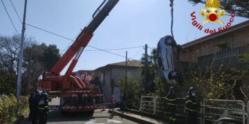 Perde il controllo dell’auto e si ribalta all’interno cortile abitazione, feriti conducente e il figlio di 4 anni