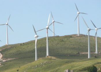 Sospese in Calabria le autorizzazioni per impianti eolici ed elettrodotti