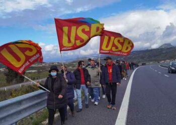 Catanzaro: Sit-in dipendenti Sant’Anna Hospital davanti a sede Commissario per chiedere sblocco vertenza