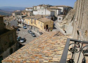 Crucoli, sale la curva dei contagi da Covid-19, chiusi una classe di scuola primaria e gli uffici comunali