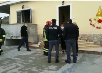 Due poliziotti salvano un’intera famiglia dalle fiamme a San Leonardo di Cutro