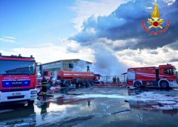 In fiamme rifiuti capannone mercato ortofrutticolo Crotone