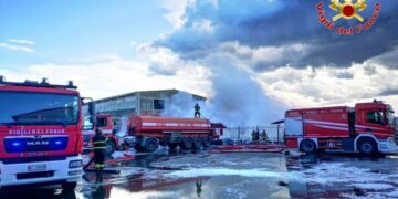 In fiamme rifiuti capannone mercato ortofrutticolo Crotone