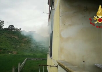 In fiamme un abitazione a San Leonardo di Cutro, intervento immediato dei Vigili del Fuoco