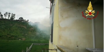 In fiamme un abitazione a San Leonardo di Cutro, intervento immediato dei Vigili del Fuoco