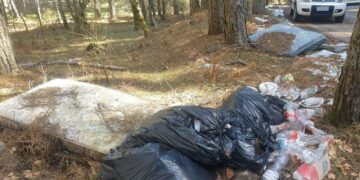 Incivili buttano rifiuti in Sila, la polizia provinciale di San Giovanni in Fiore individua e segnala numerosi siti