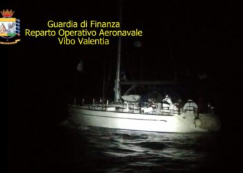 La Finanza intercetta barca a vela con 67 migranti a Capo Rizzuto, fermati due cittadini moldavi alla condotta del natante