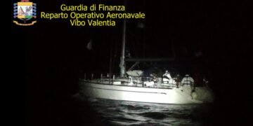 La Finanza intercetta barca a vela con 67 migranti a Capo Rizzuto, fermati due cittadini moldavi alla condotta del natante