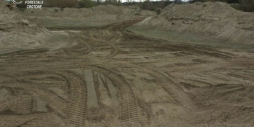 Sorpresi mentre trafugano ghiaia dal greto del fiume Neto, arrestati due operai