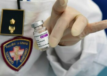 Lotto Astrazeneca, l’Unità di crisi: “Somministrate più di 5mila dosi, verifiche sui vaccinati”