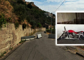 Si schianta con la moto contro barriere in cemento, giovane muore sul colpo