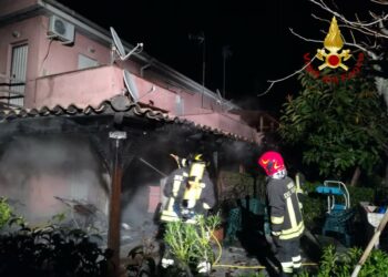 Abitazione in fiamme a Cariati, intervenuti i Vigili del fuoco di Cirò Marina