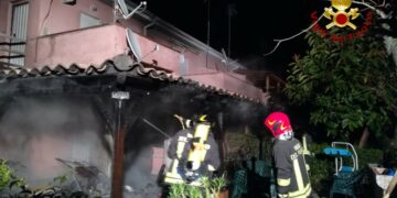 Abitazione in fiamme a Cariati, intervenuti i Vigili del fuoco di Cirò Marina