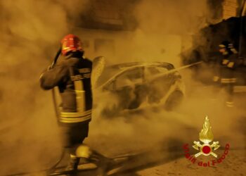 Auto invasa dalle fiamme a Isola Capo Rizzuto, intervenuti Vigili del fuoco