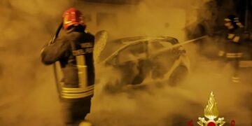 Auto invasa dalle fiamme a Isola Capo Rizzuto, intervenuti Vigili del fuoco