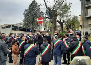 Coronavirus: protesta dei sindaci e cittadini davanti l’Ospedale di Cosenza