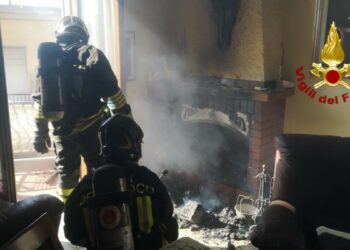 Incendio abitazione a Isola Capo Rizzuto, salvati due anziani dai Vigili del Fuoco