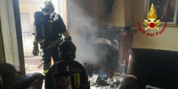 Incendio abitazione a Isola Capo Rizzuto, salvati due anziani dai Vigili del Fuoco