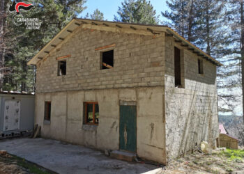 Mesoraca: Viola i sigilli completando fabbricato sotto sequestro