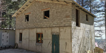 Mesoraca: Viola i sigilli completando fabbricato sotto sequestro