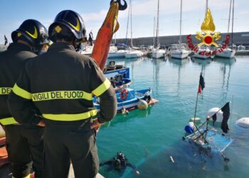 Natante imbarca acqua e finisce sul fondale del porto vecchio di Crotone, recuperato dai Vigili del Fuoco