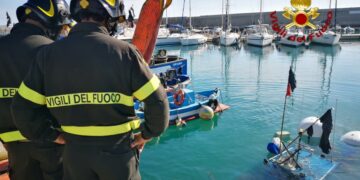 Natante imbarca acqua e finisce sul fondale del porto vecchio di Crotone, recuperato dai Vigili del Fuoco