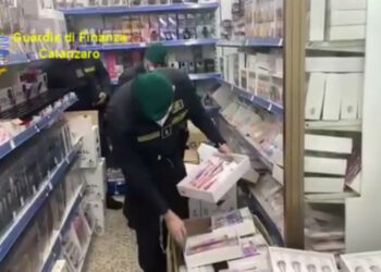 Scoperto dalla Finanza laboratorio clandestino di mascherine chirurgiche, Sequestrati 10.000 dispositivi